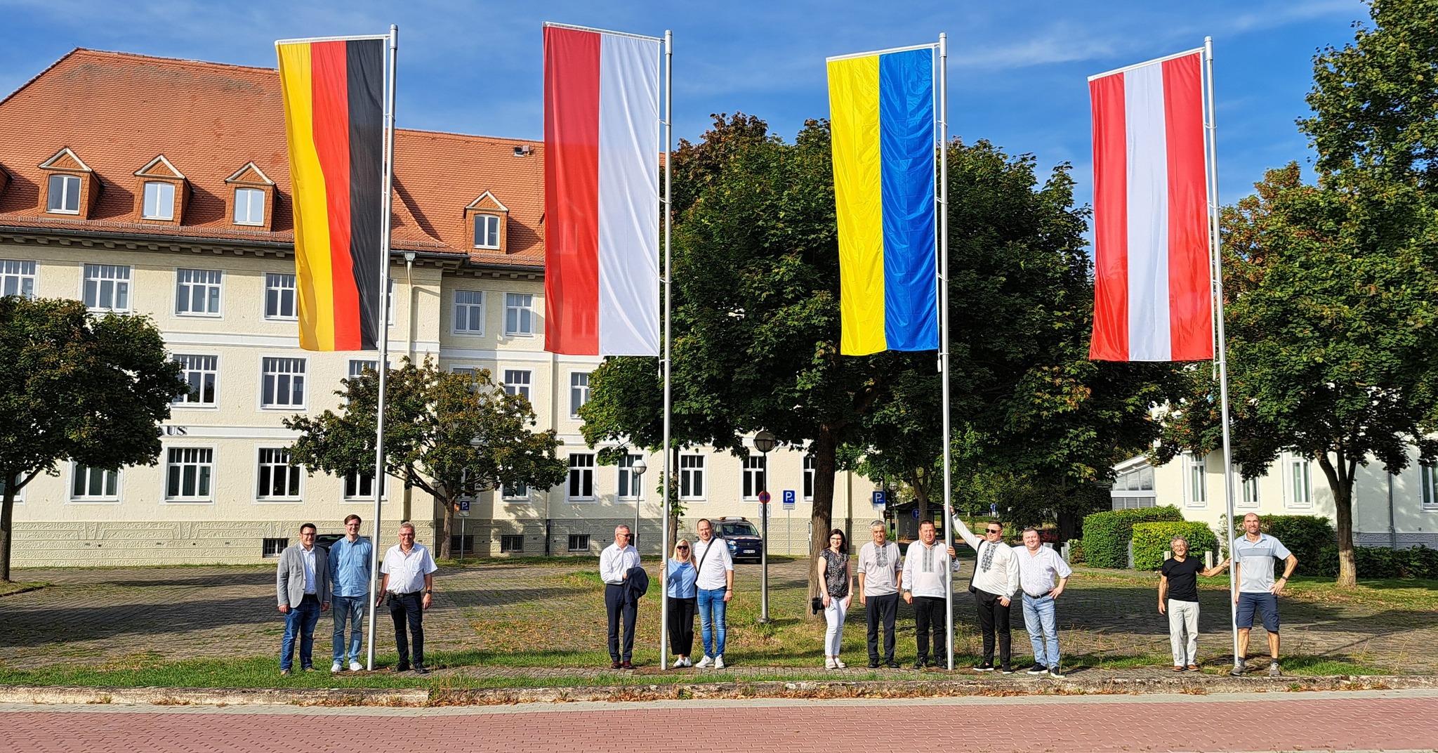 Die Delegationen unter den Fahnen am Rathaus: